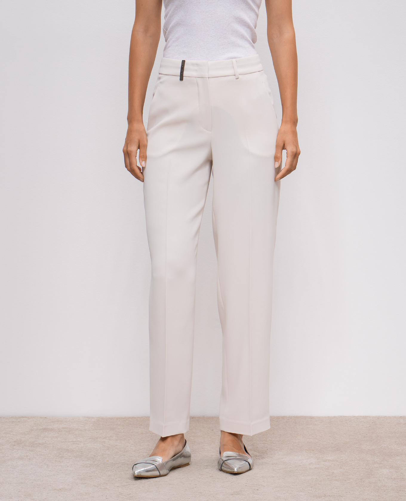 

Beige pants with a brand patch Peserico
