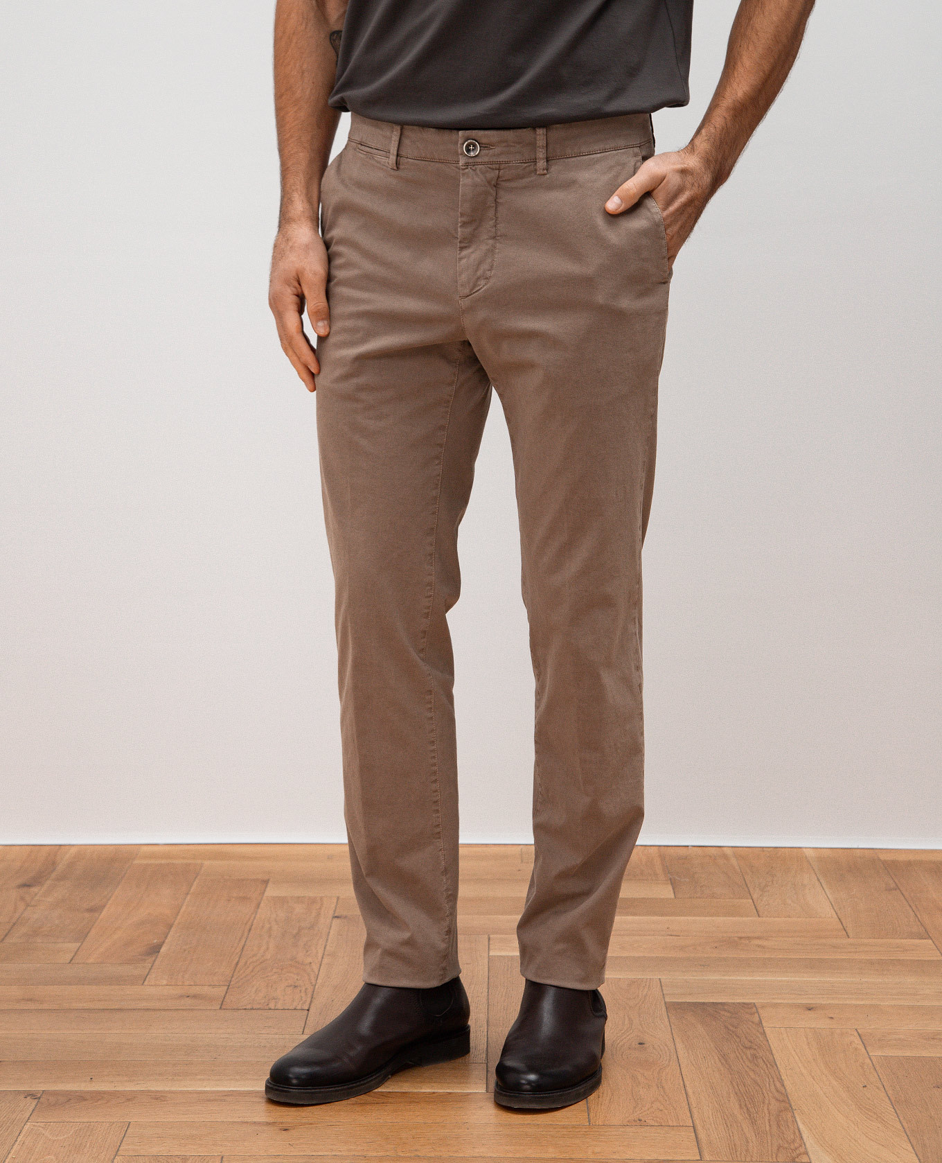 

Beige chinos with logo Peserico