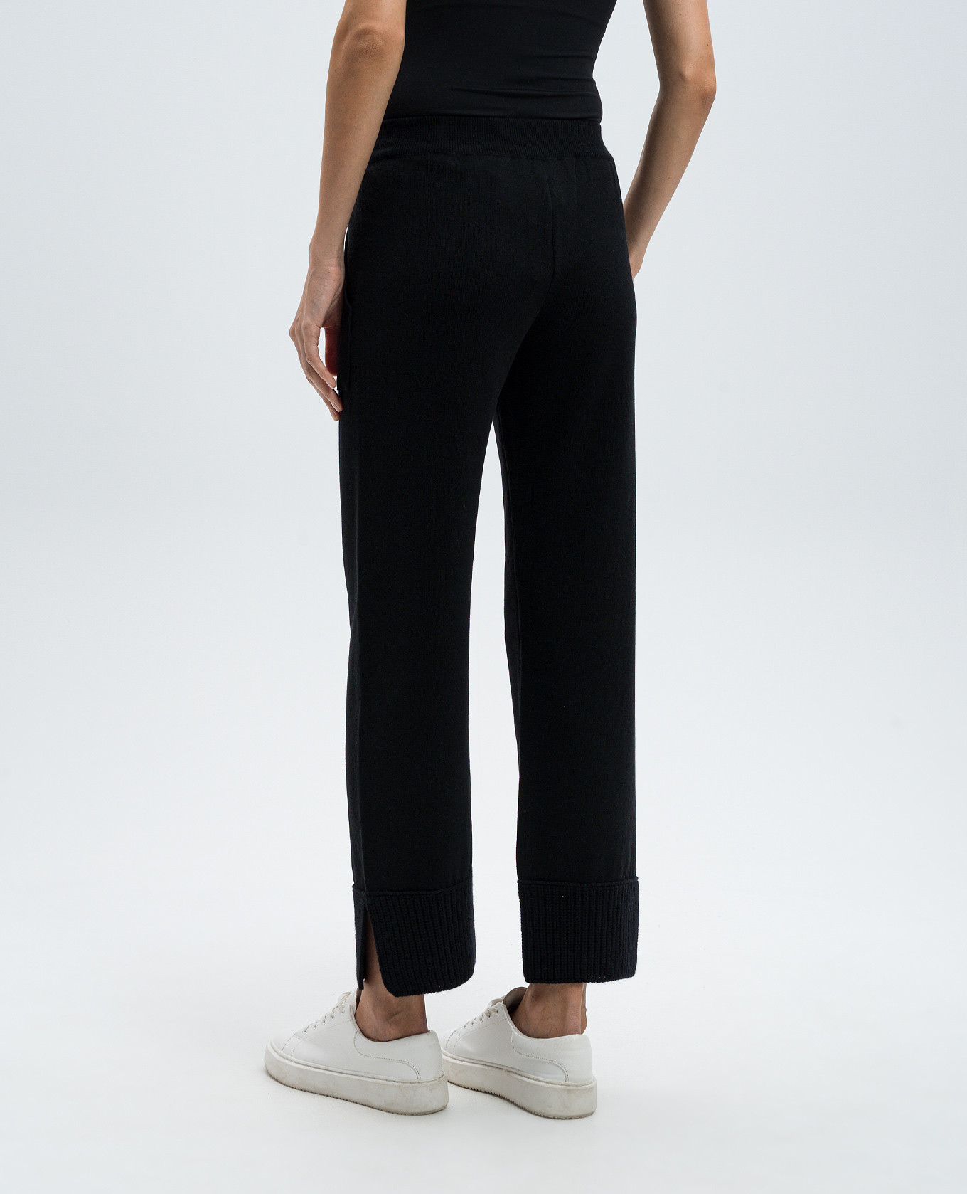 

Black sweatpants in cashmere and wool with a metallic logo Dondup