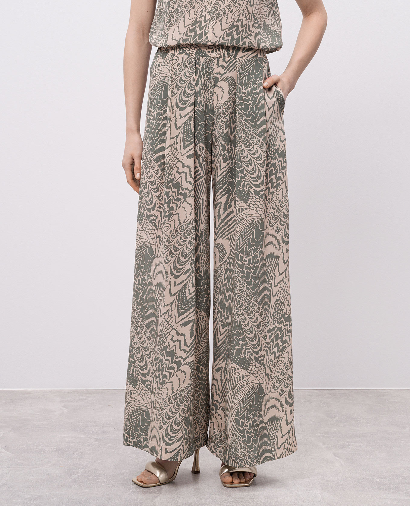 

BOTO green silk pants with floral print Momoni