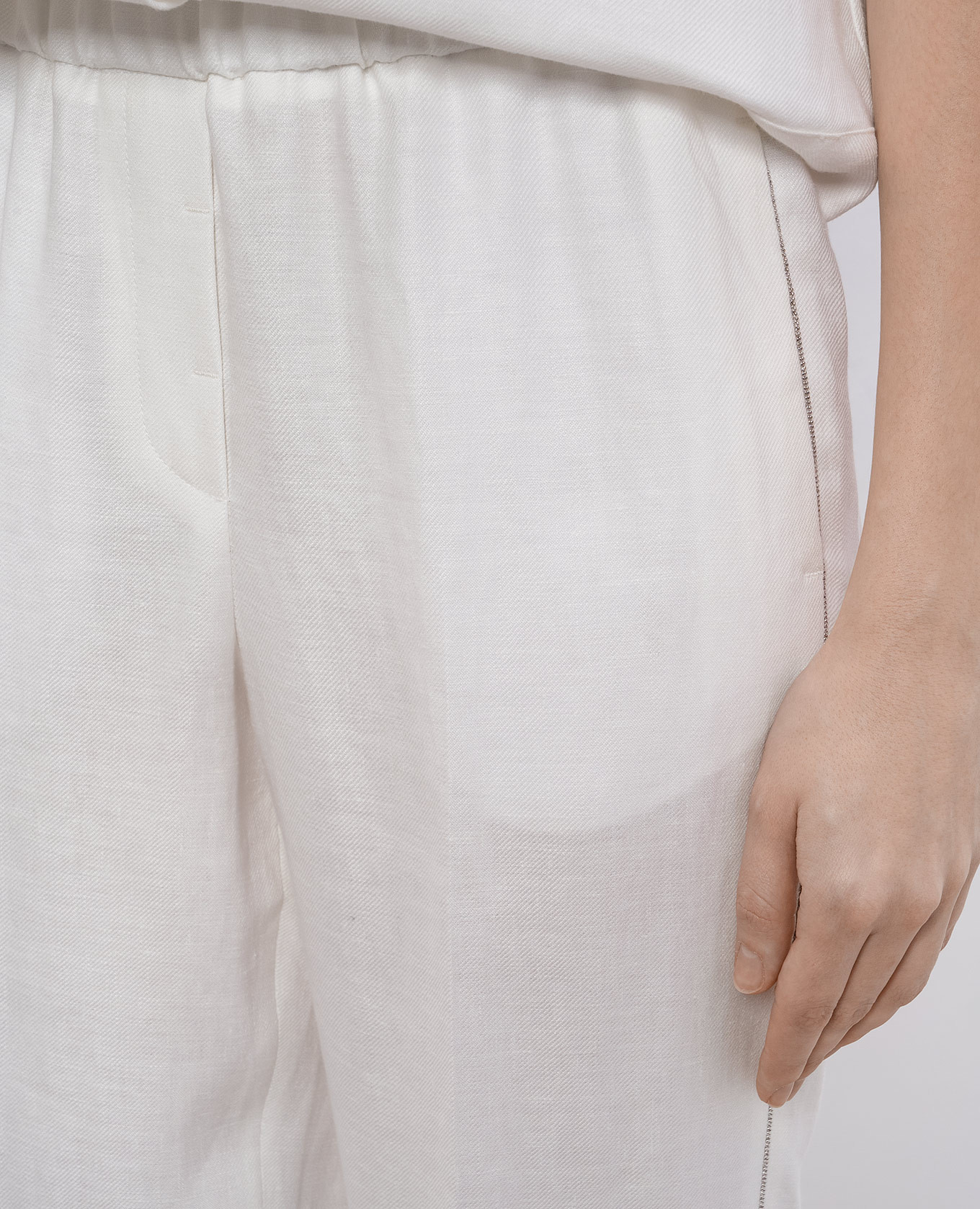 

White linen pants with monil chain Peserico