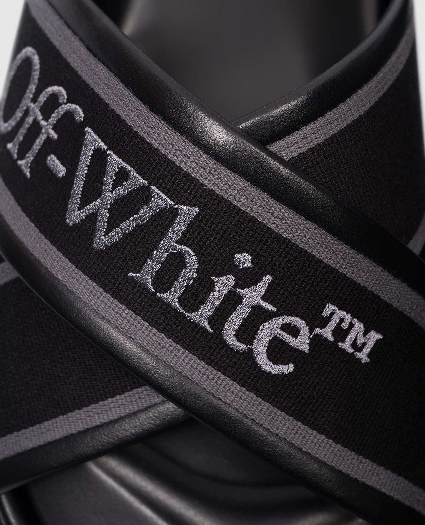 

Criss logo flip flops in black leather Off-White