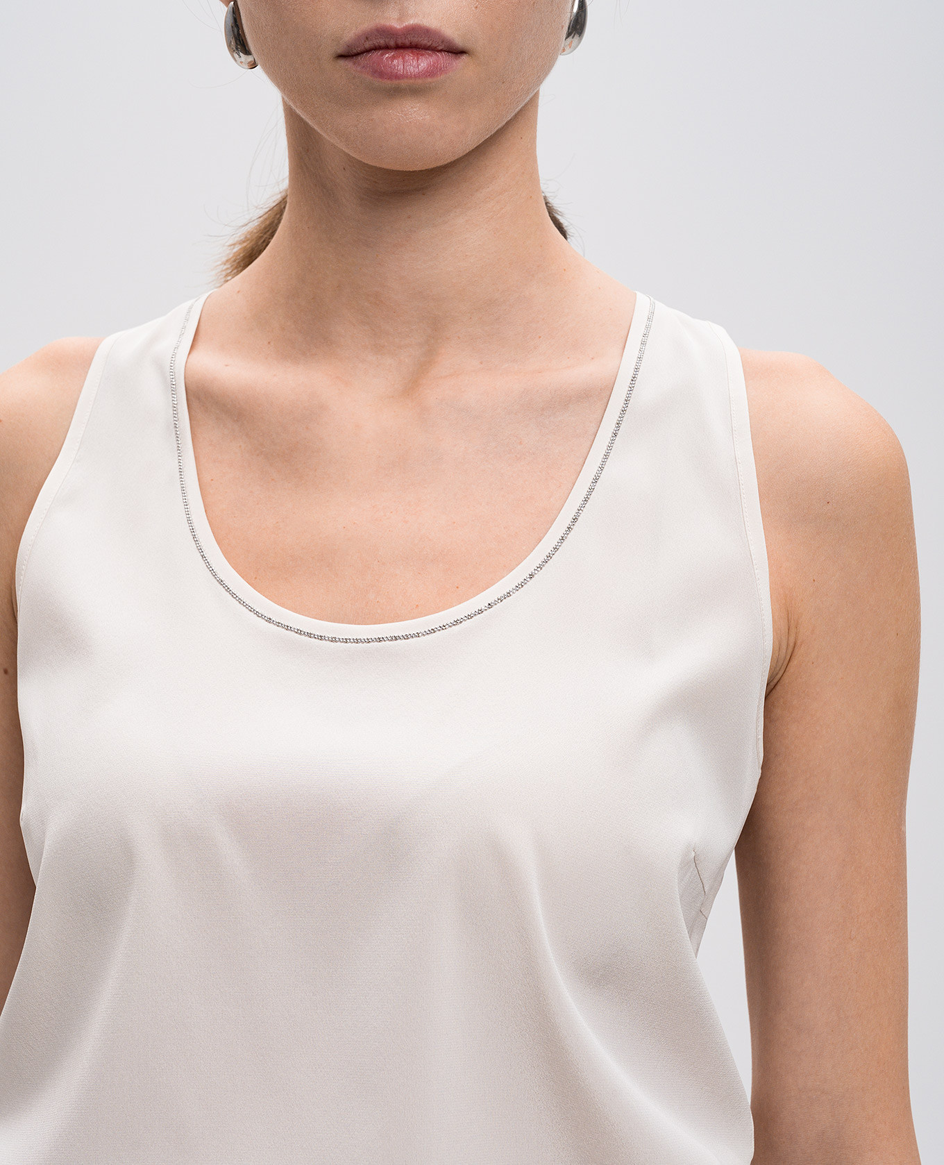 

Beige silk top with monil chain Peserico