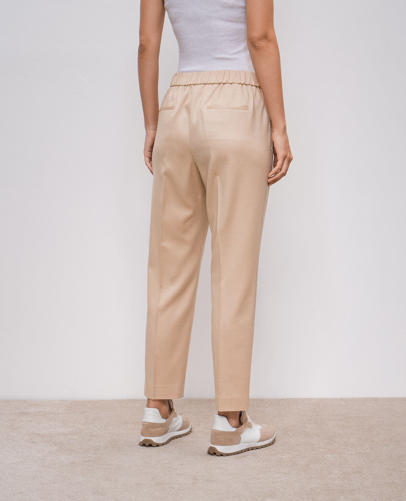 

Beige pants with monil chain Peserico
