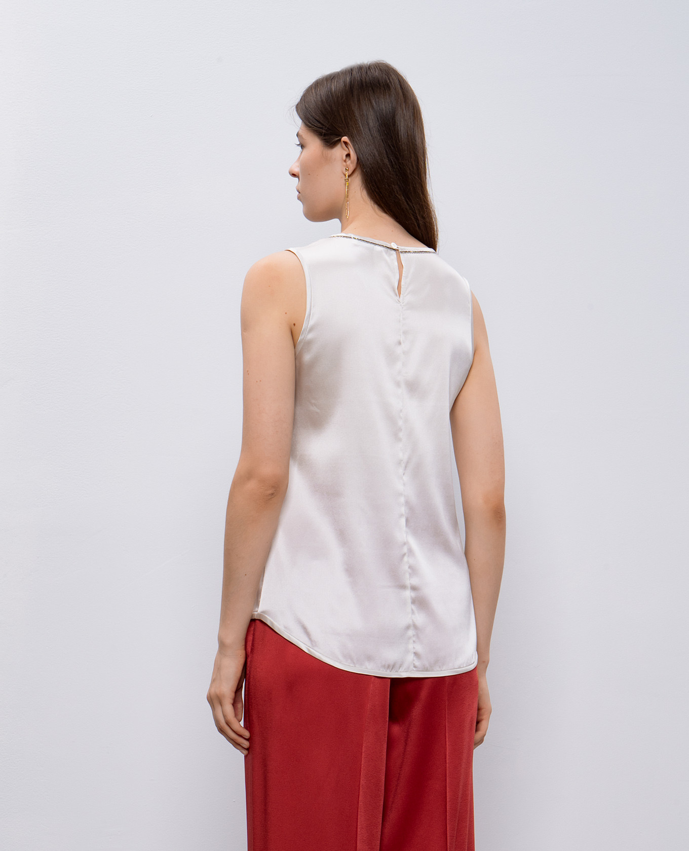 

White silk top with monil chain Peserico
