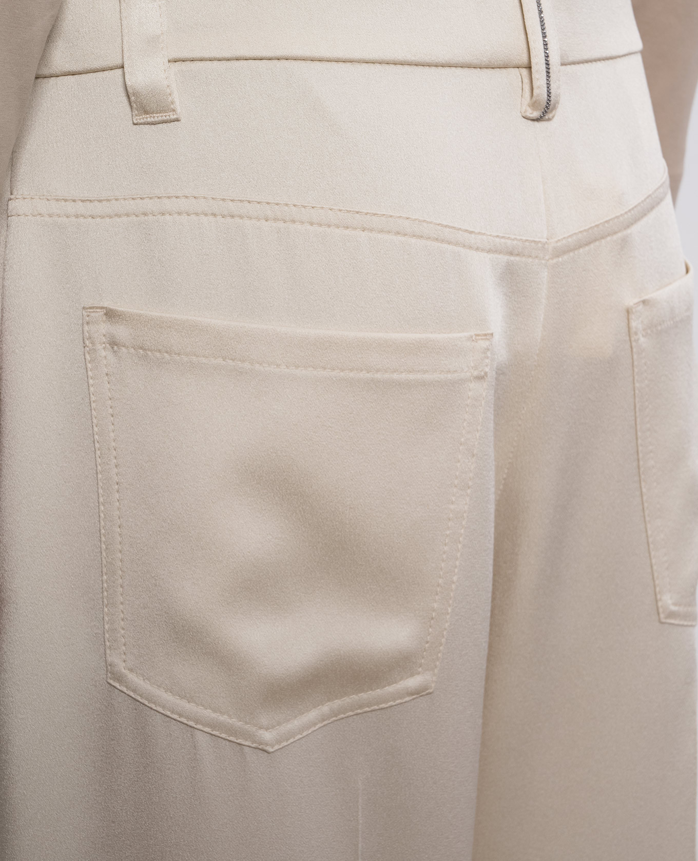 

Beige pants with a monil chain Brunello Cucinelli