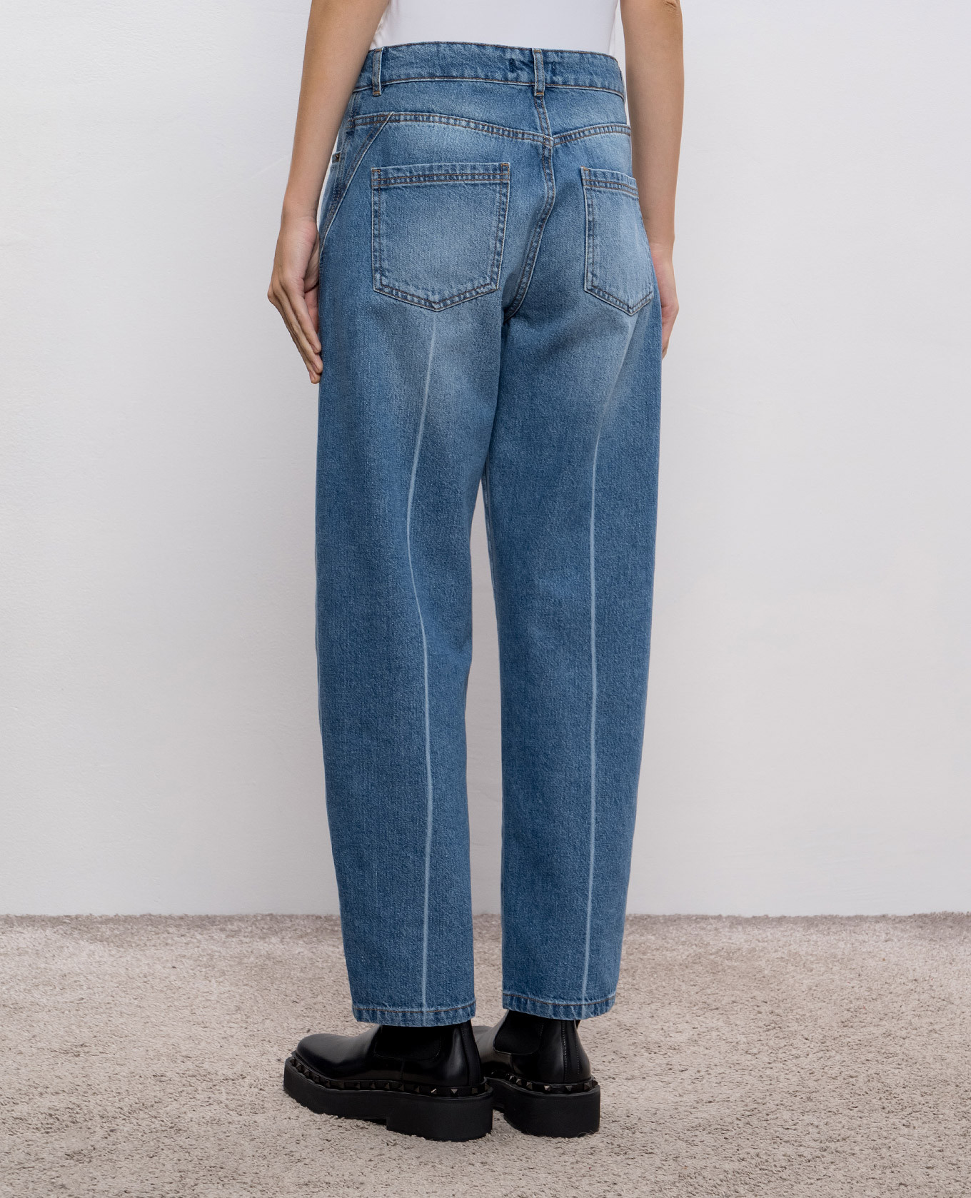 

Blue mom jeans with a frayed effect Jacob Lee