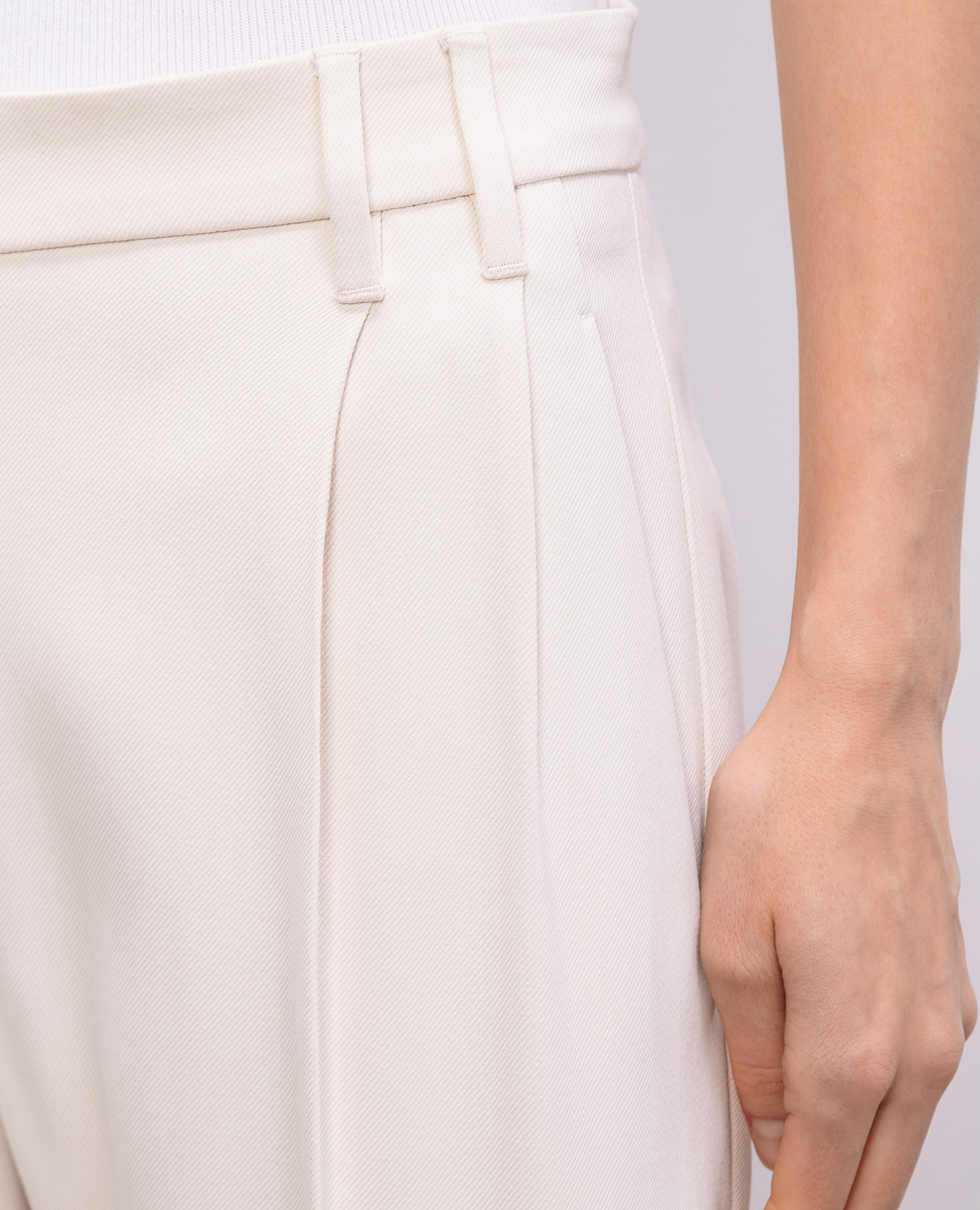 

White pants with a monil chain Brunello Cucinelli