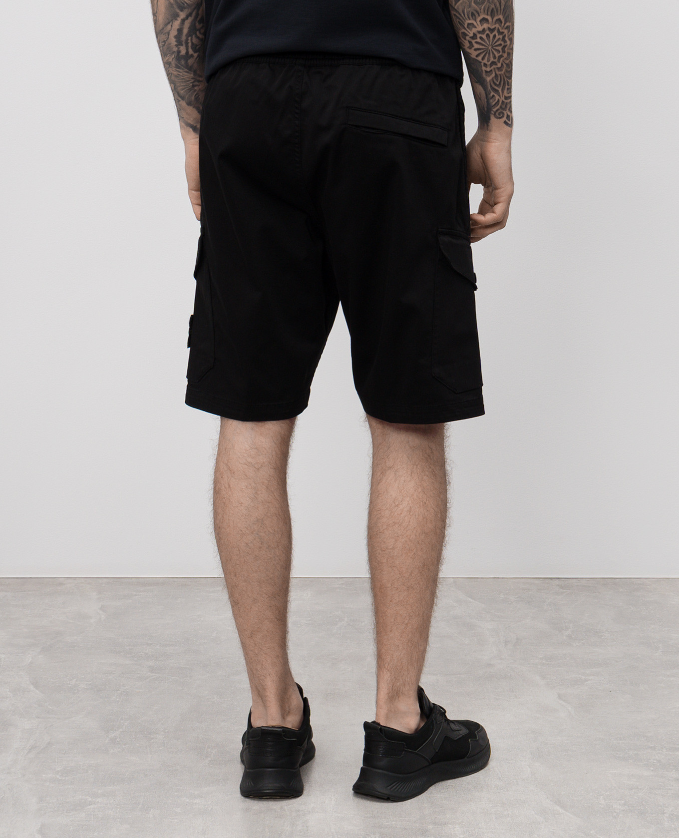 

Black cargo shorts with logo Stone Island