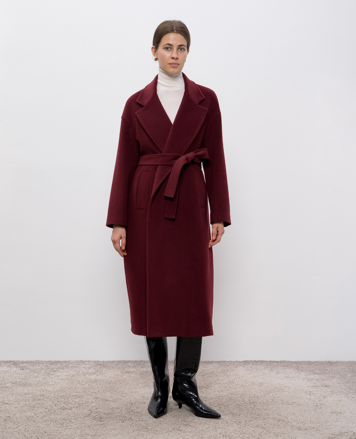 

Burgundy wool coat with a smell Heresis