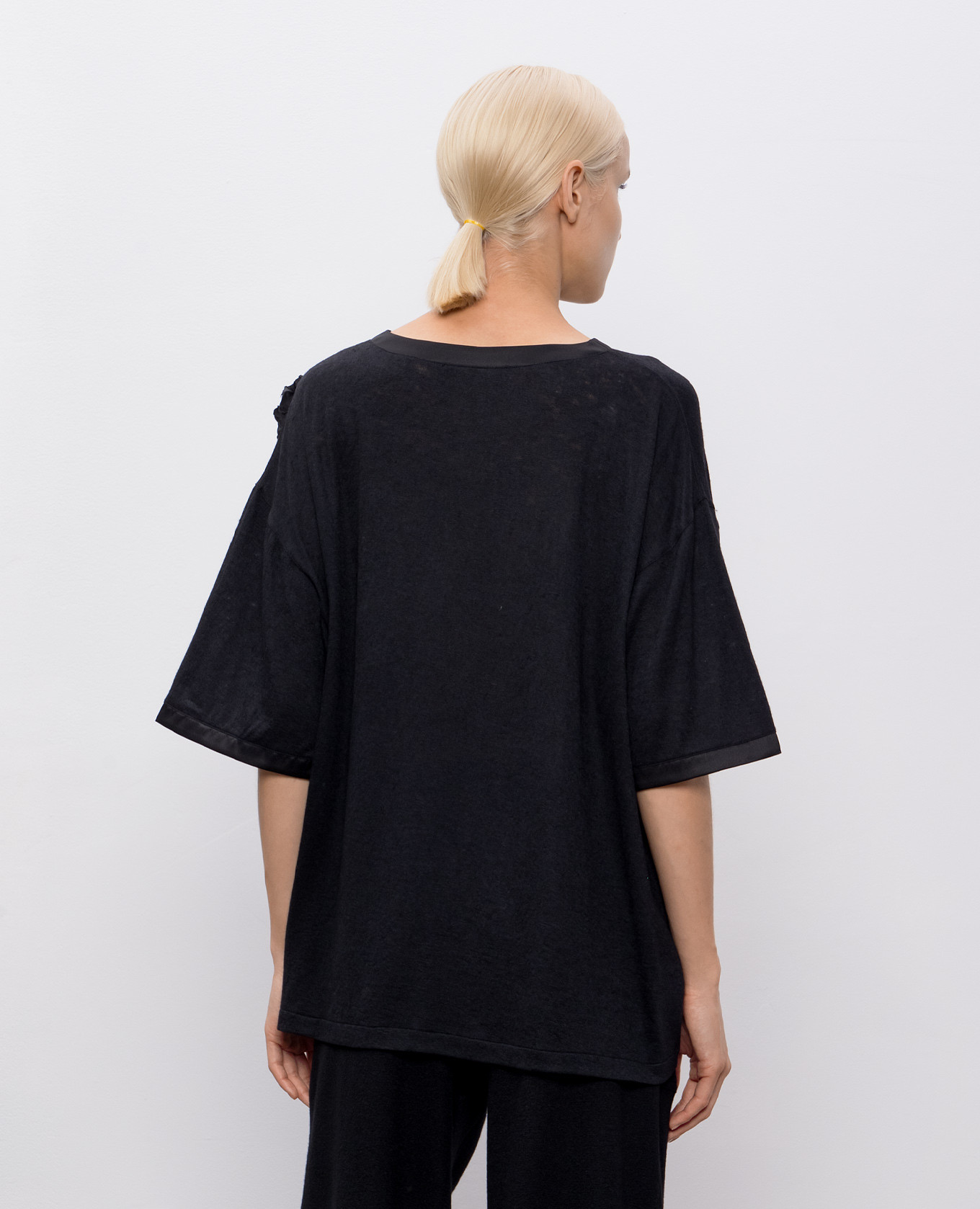 Black cashmere and silk t-shirt with brooch Ermanno Scervino 4