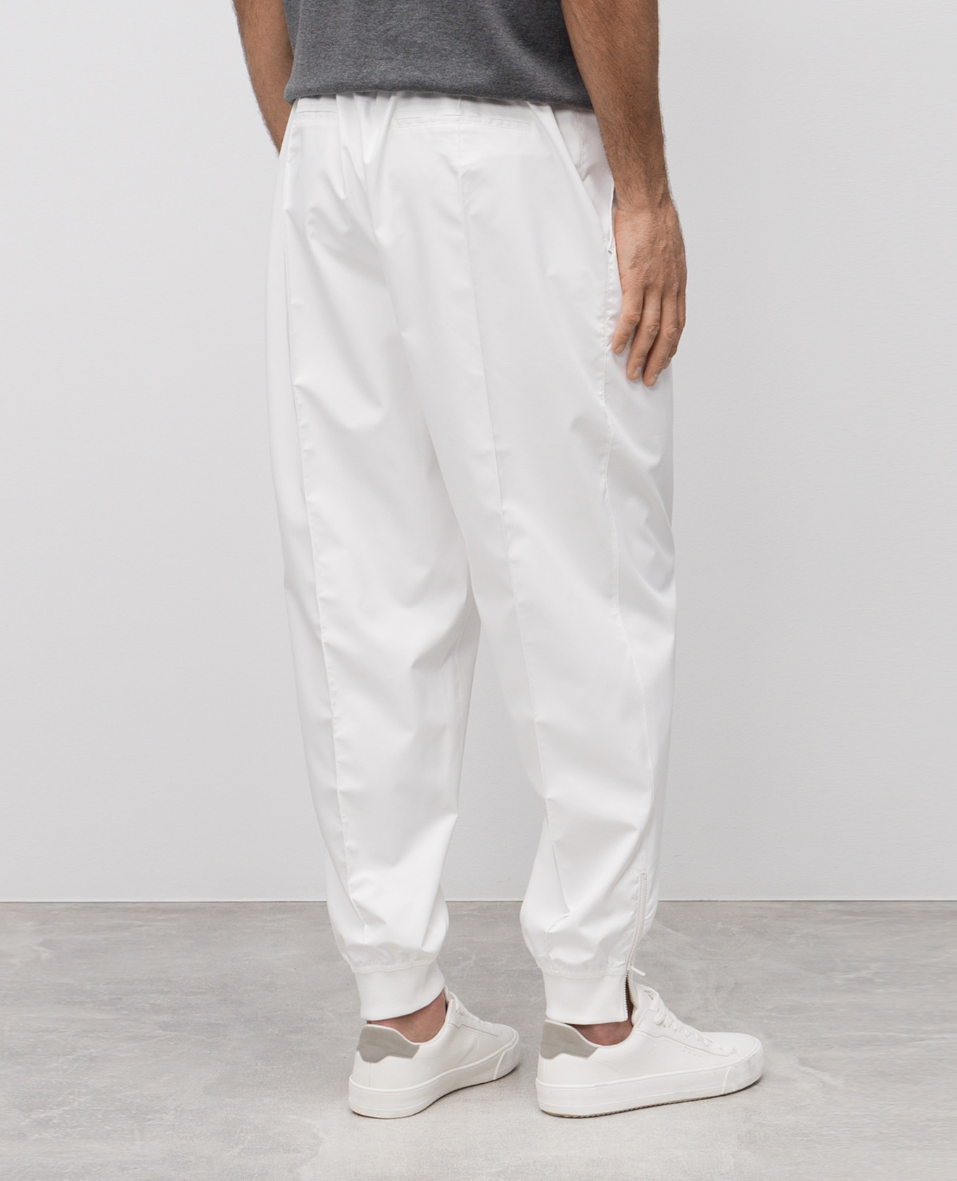 

White pants with emblem Brunello Cucinelli