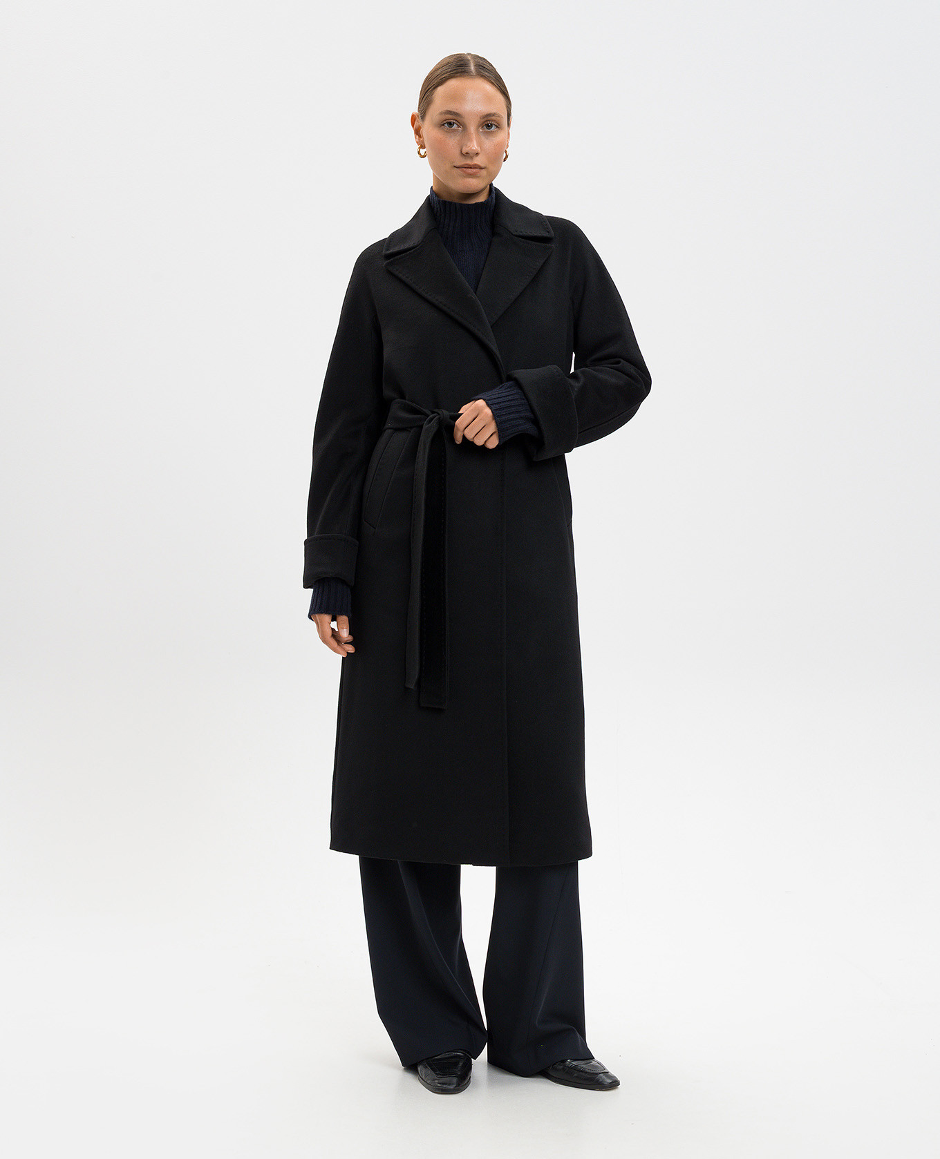 

Black wool coat with belt Heresis