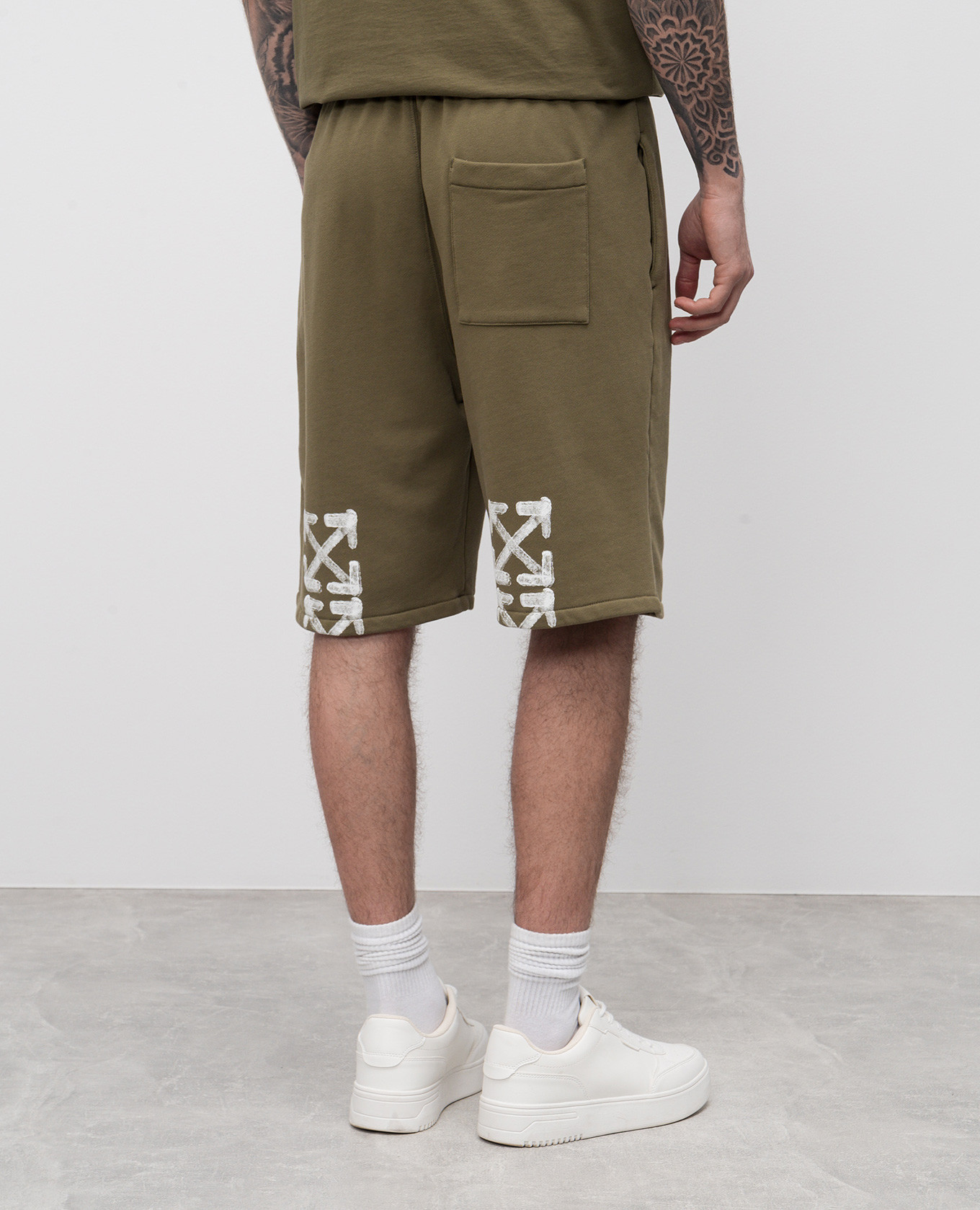 

Khaki Arrow Spray Print Shorts Off-White