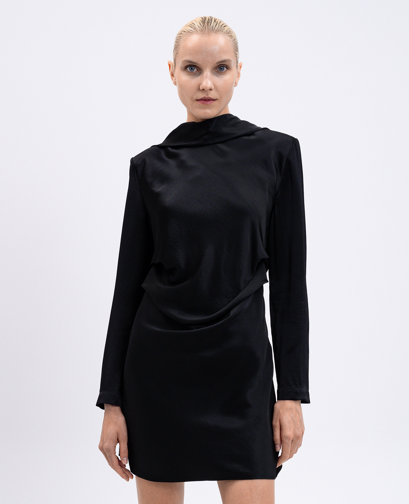 

Black dress with an open back Materiel