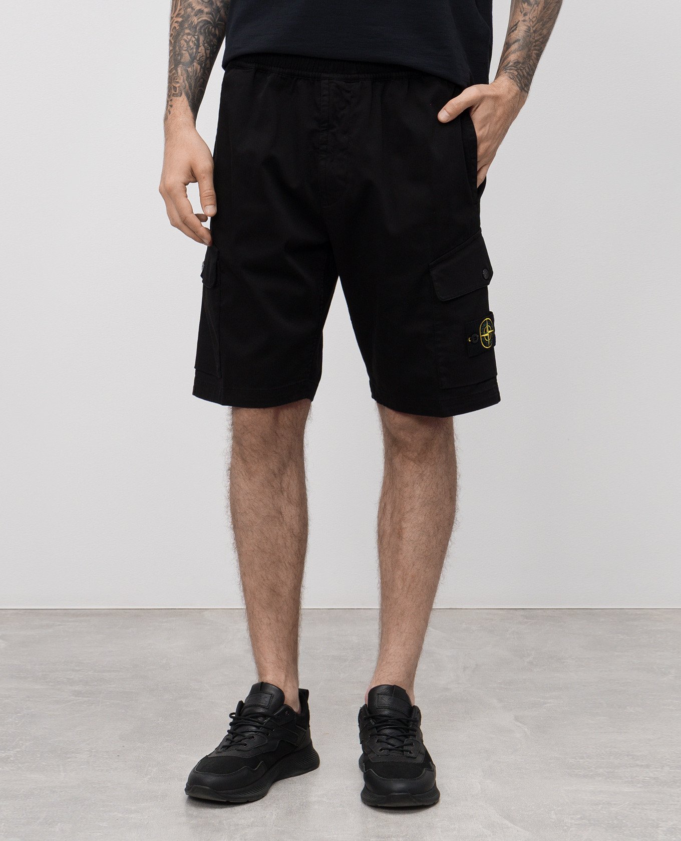 

Black cargo shorts with logo Stone Island
