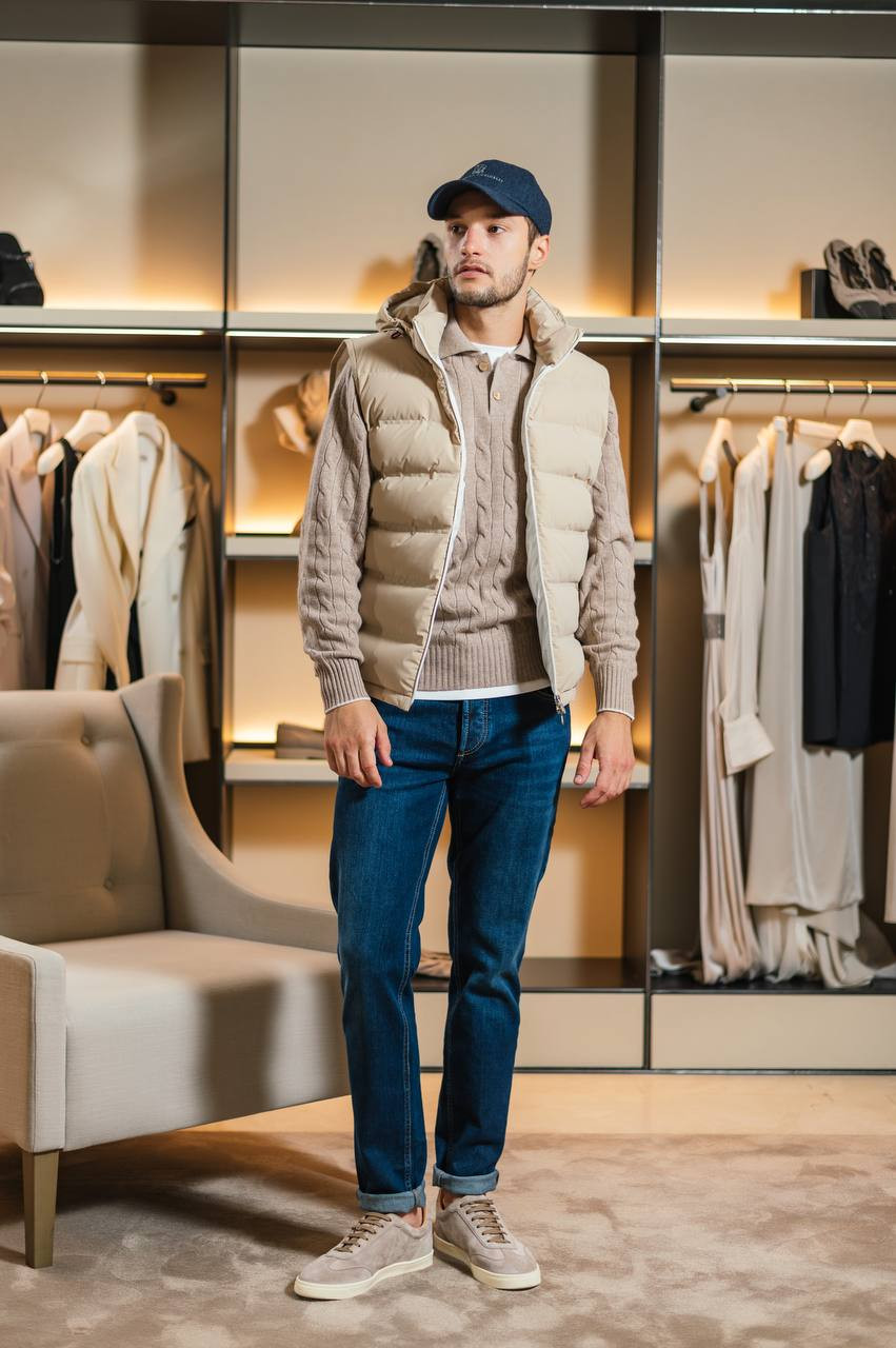

Blue jeans with a distressed effect and a logo patch Brunello Cucinelli