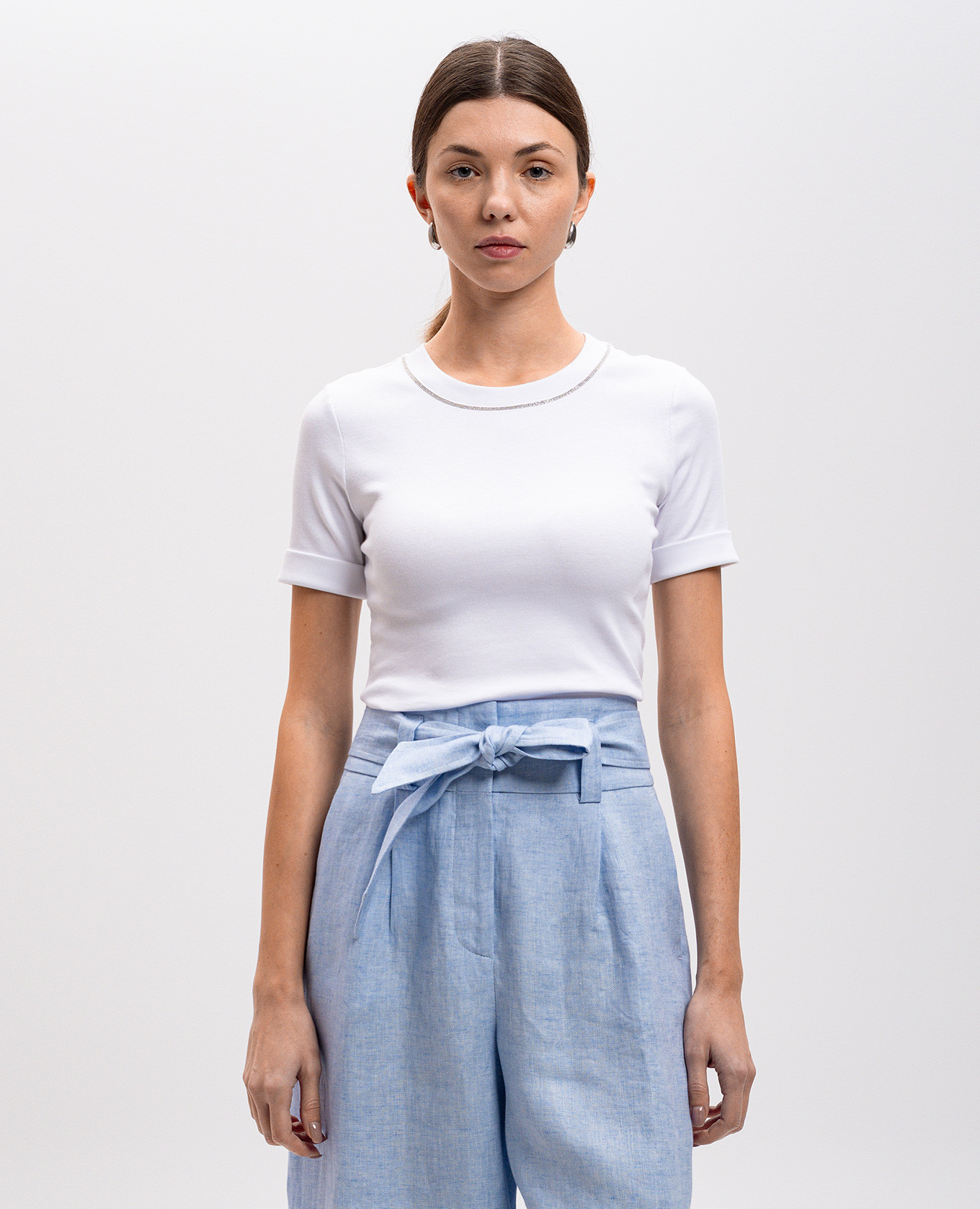 

White t-shirt with a scar with a monil chain Peserico