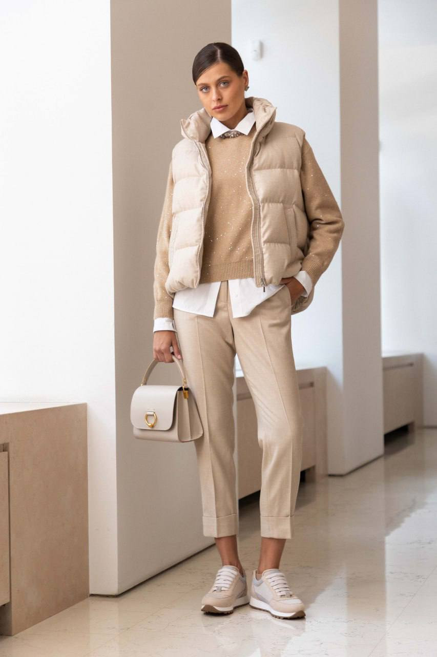 

Beige wool trousers with a monil chain Peserico