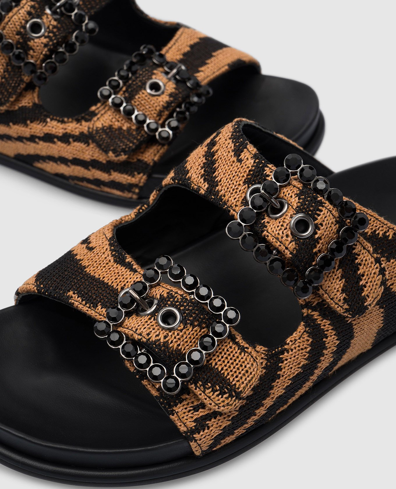 

Brown flip-flops with an animalistic pattern Le Silla