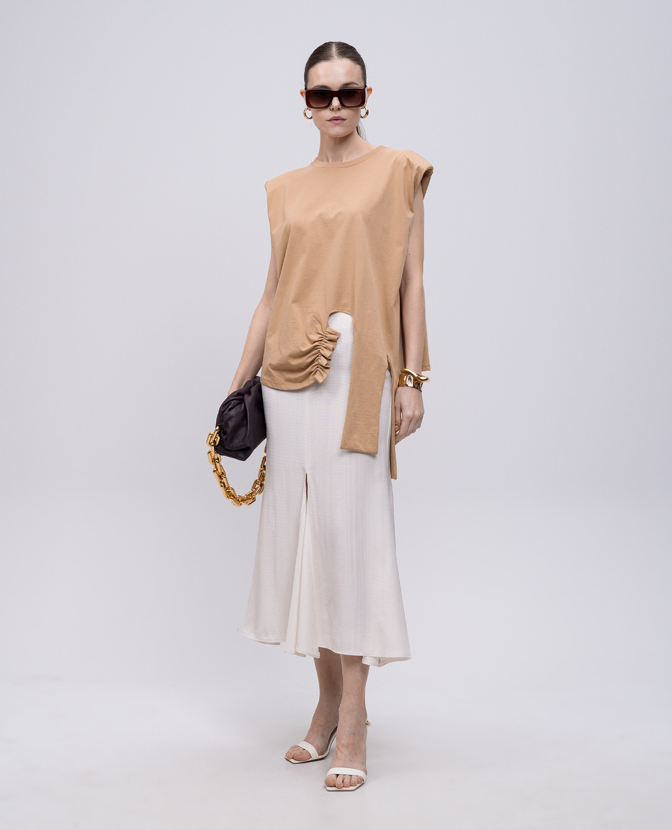 

Beige top with a figure-hugging neckline Solotre