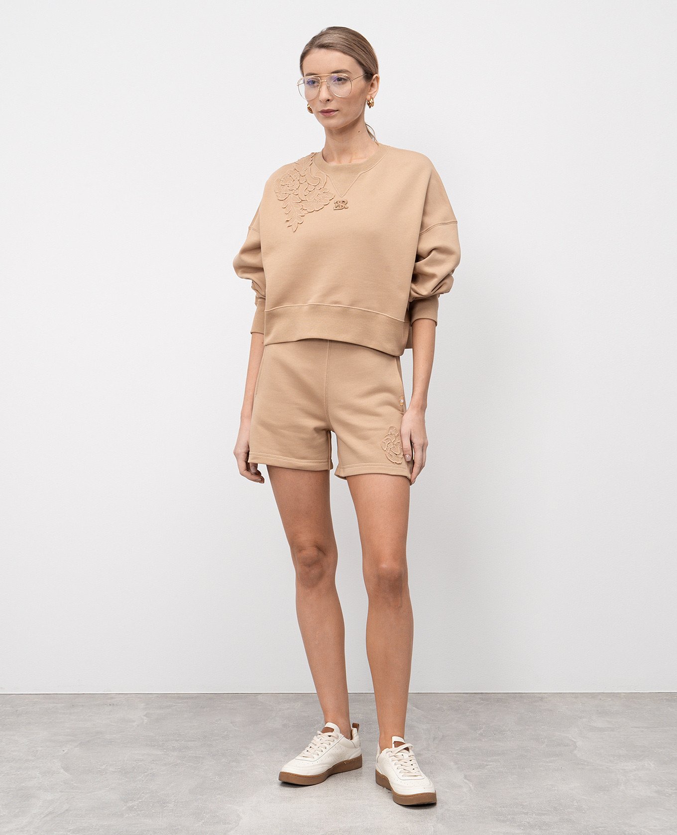

Beige shorts with a patch Ermanno Scervino