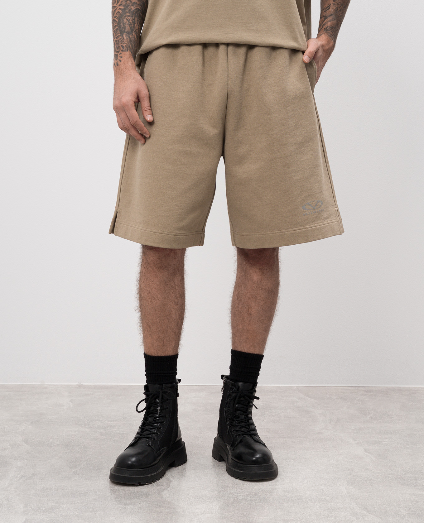 

Khaki shorts with logo embroidery Vetements