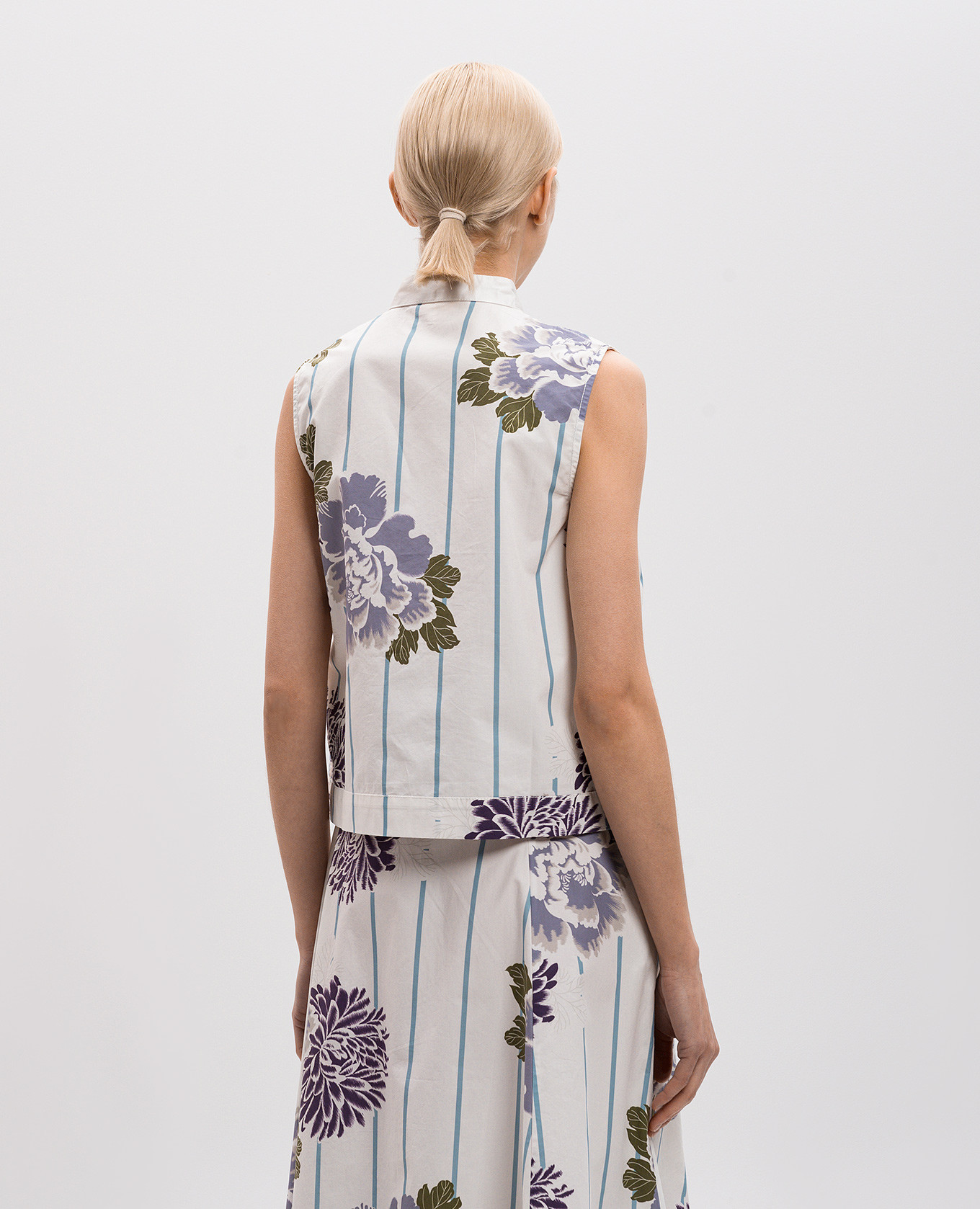 

White top with floral print pleating byTimo