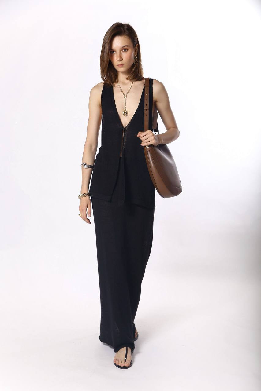 

A black suit made of a waistcoat and a skirt made of linen Babe Pay Pls