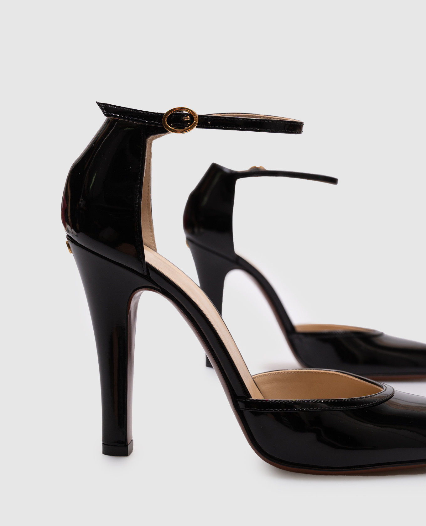 

Black leather glossy shoes with emblem Valentino