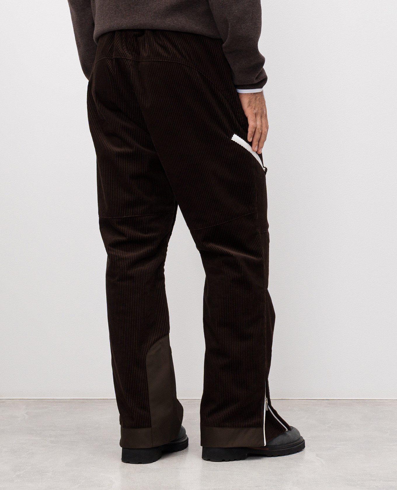 

Brown corduroy ski pants with emblem Brunello Cucinelli