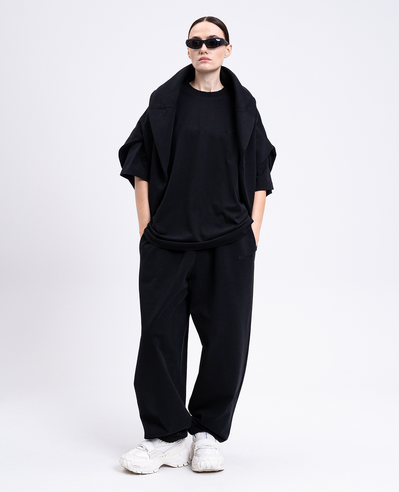 

Black T-shirt with embroidered logo Vetements