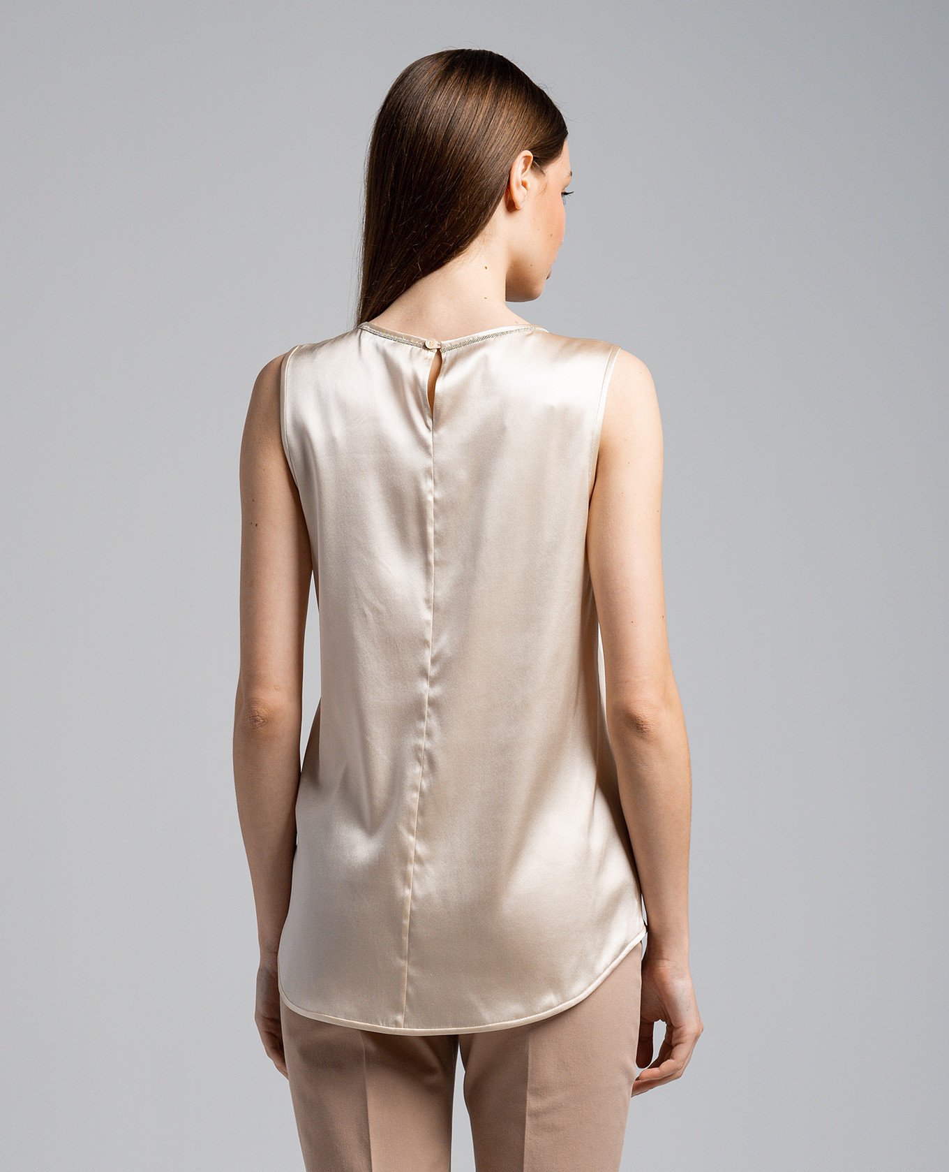 

Beige silk top with monil chain Peserico