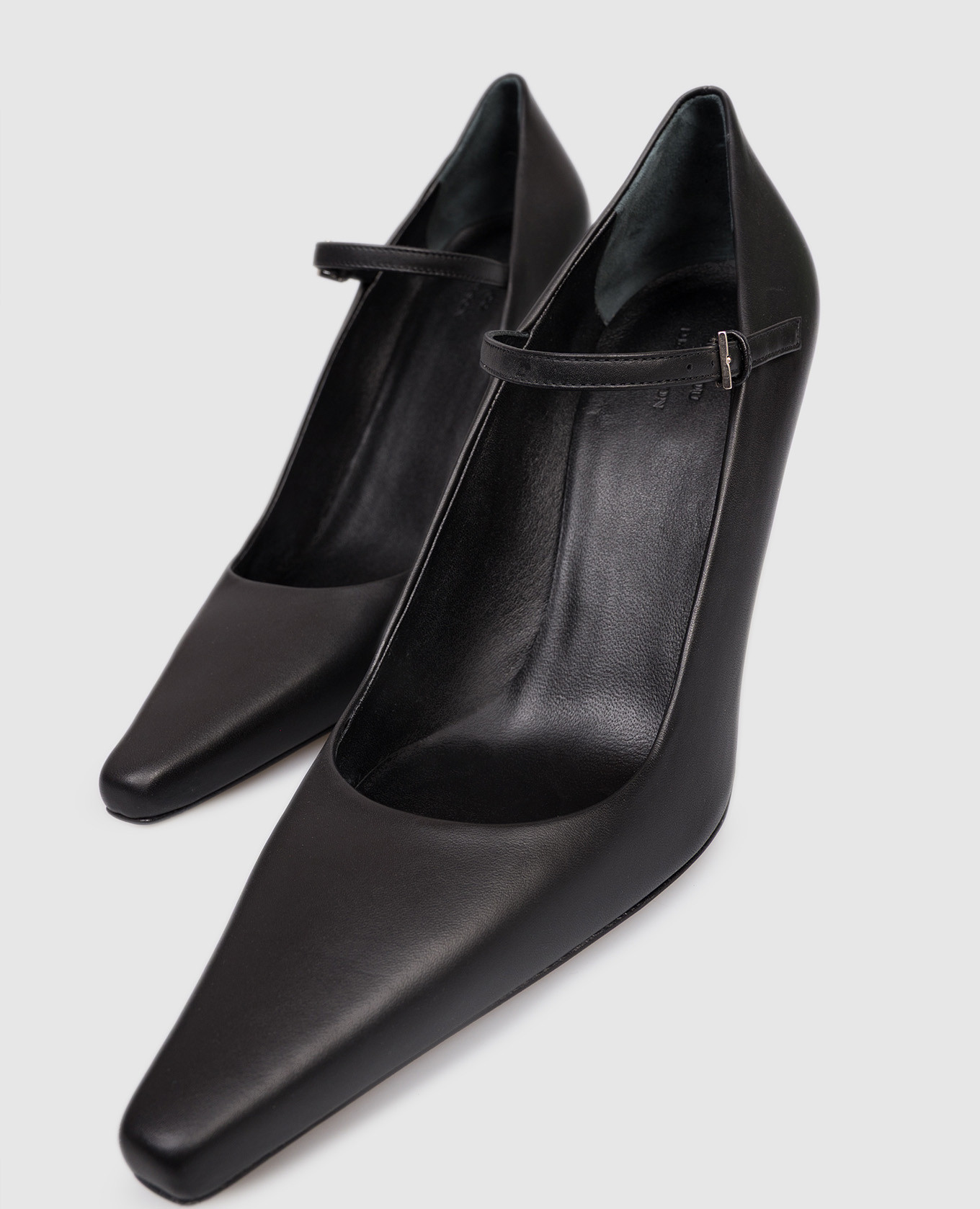 

Black leather shoes CAREY Loulou de Saison