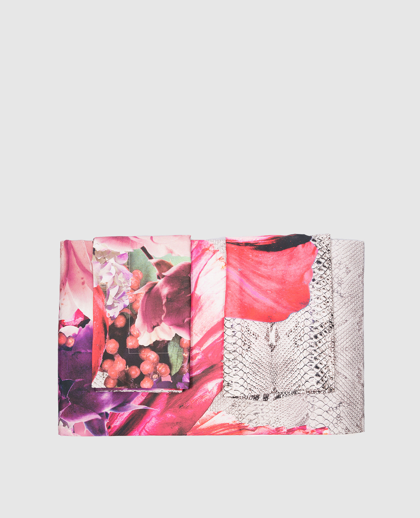 

A set of bed linen in a floral and animalistic print Roberto Cavalli, White