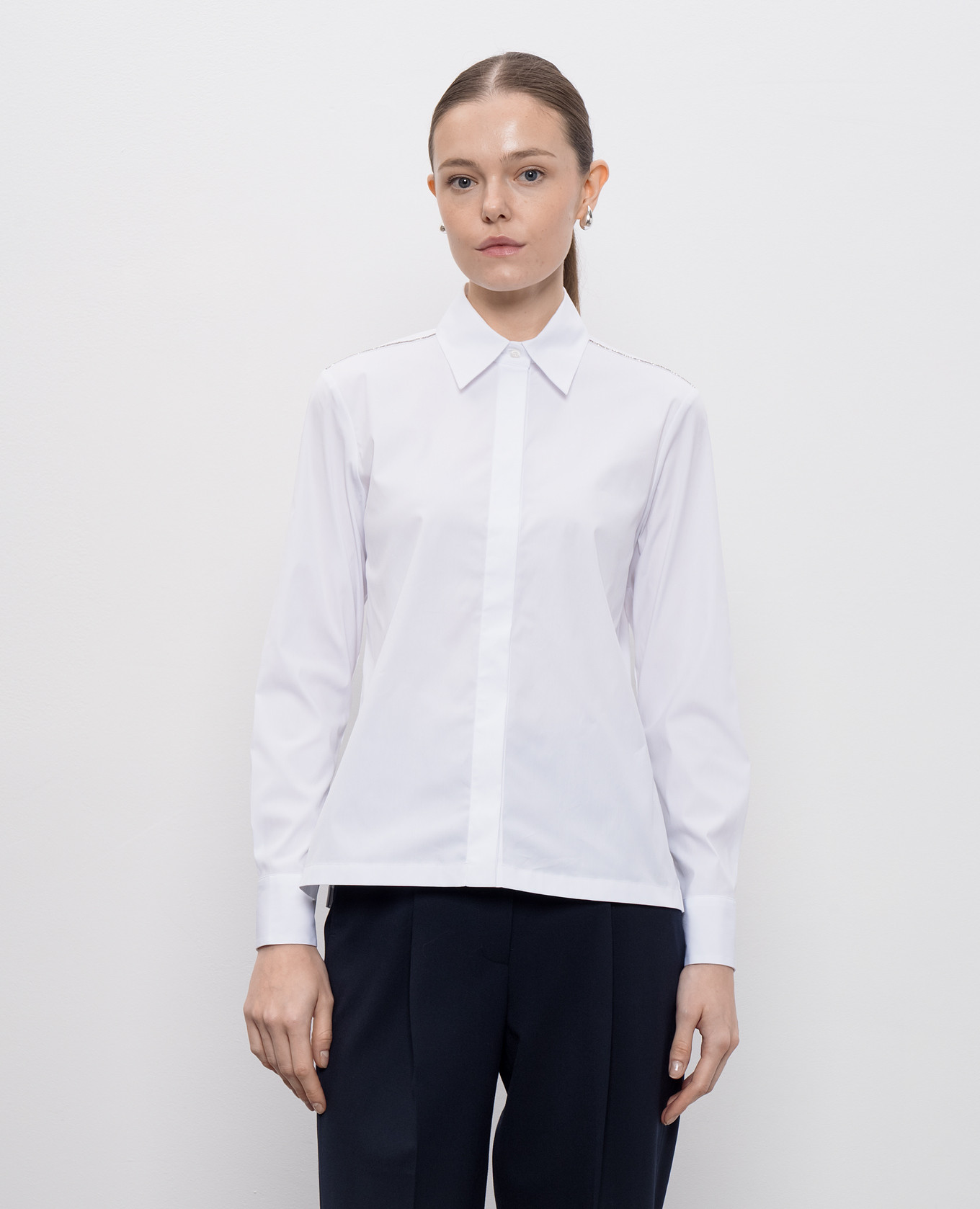 

White shirt with a monil chain Peserico