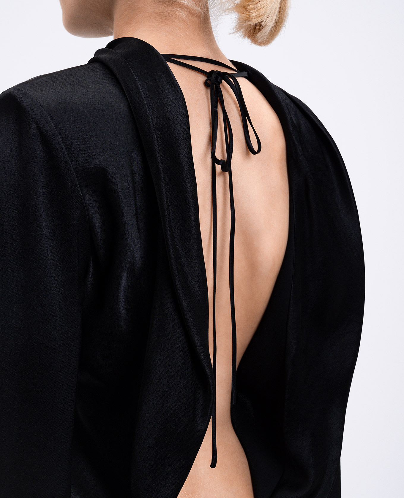 

Black blouse with an open back Materiel
