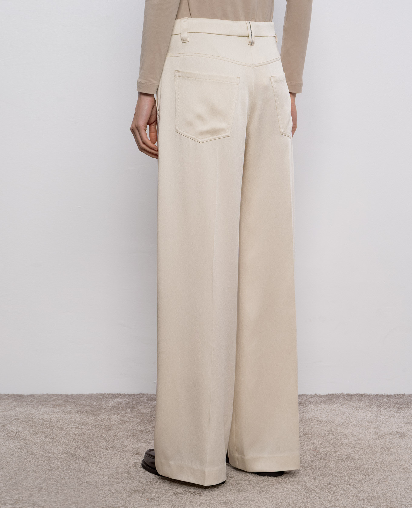 

Beige pants with a monil chain Brunello Cucinelli