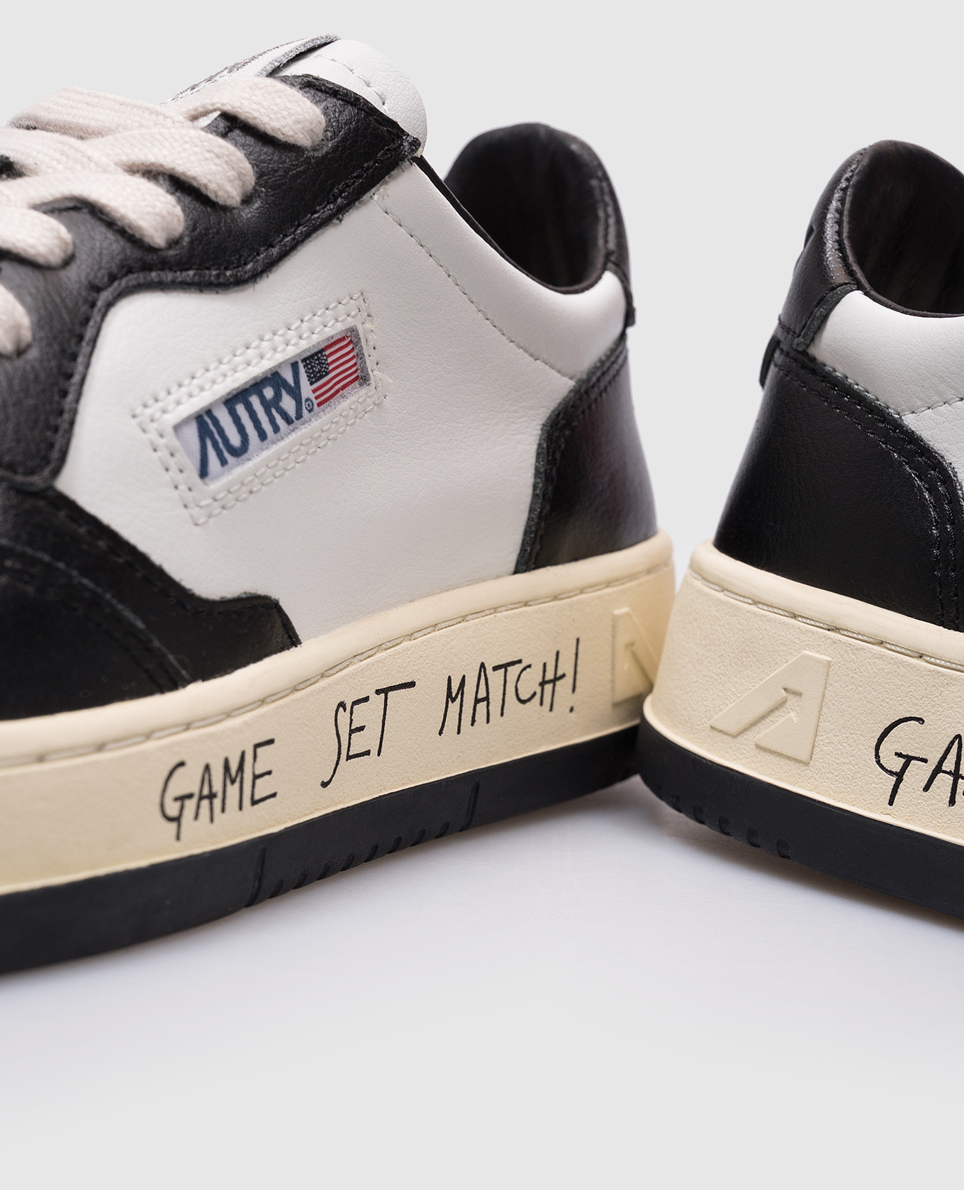 

MEDALIST leather sneakers with inscription AUTRY, White