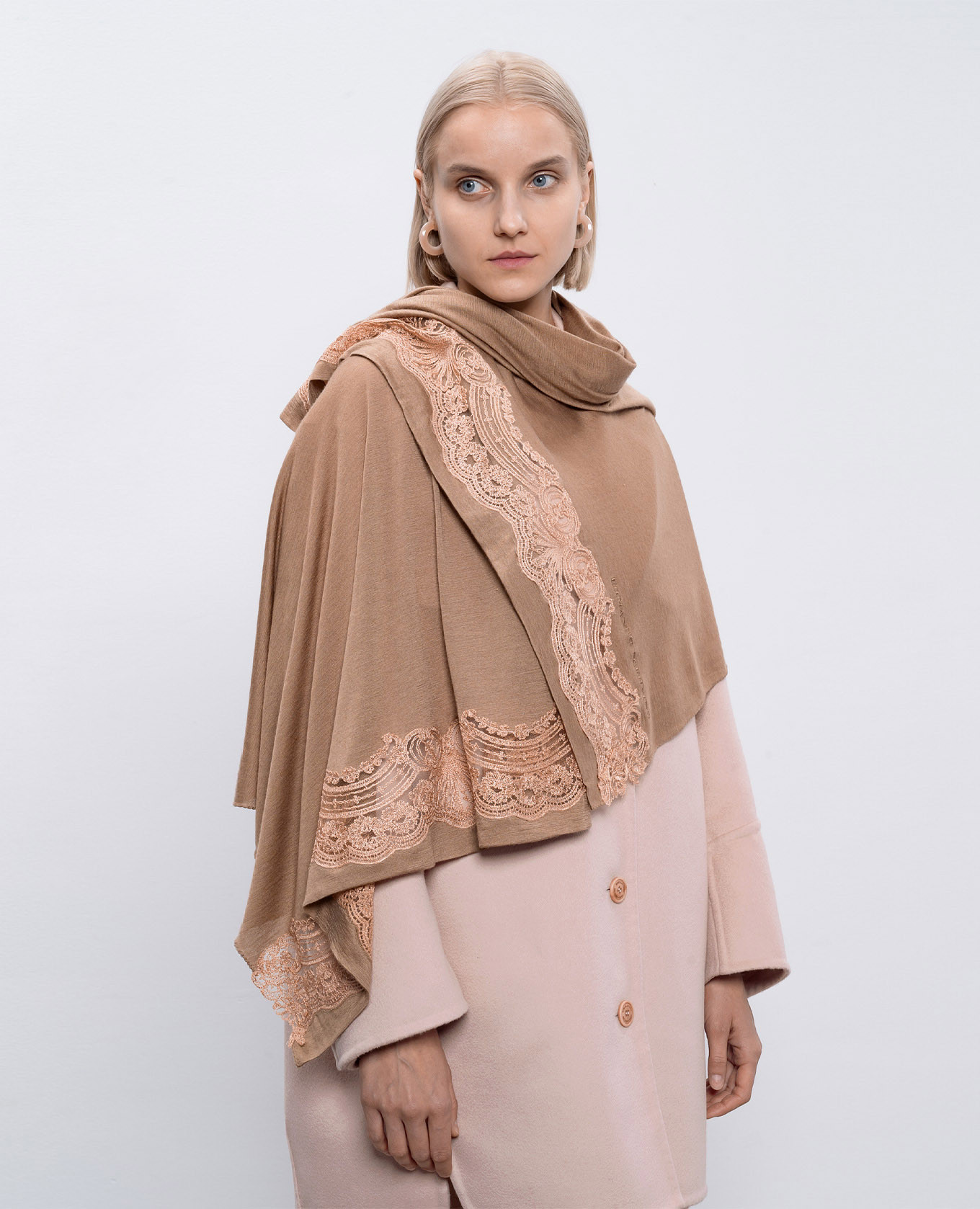 Beige stole made of cashmere and silk with lace Ermanno Scervino 2