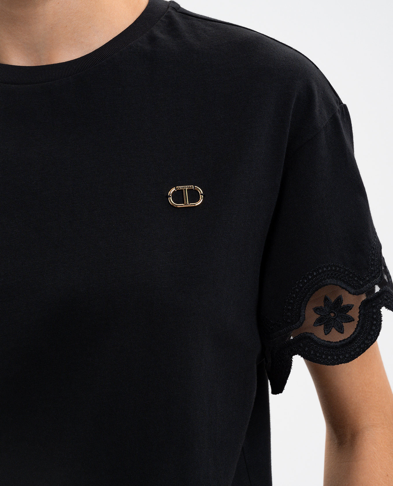 

Black T-shirt with floral embroidery Twinset