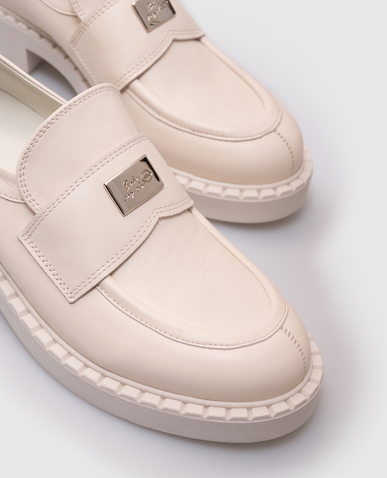 

Beige leather loafers with logo Babe Pay Pls