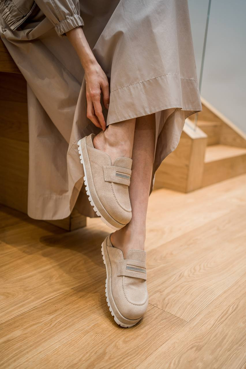 

Beige suede mules with monil chain Peserico