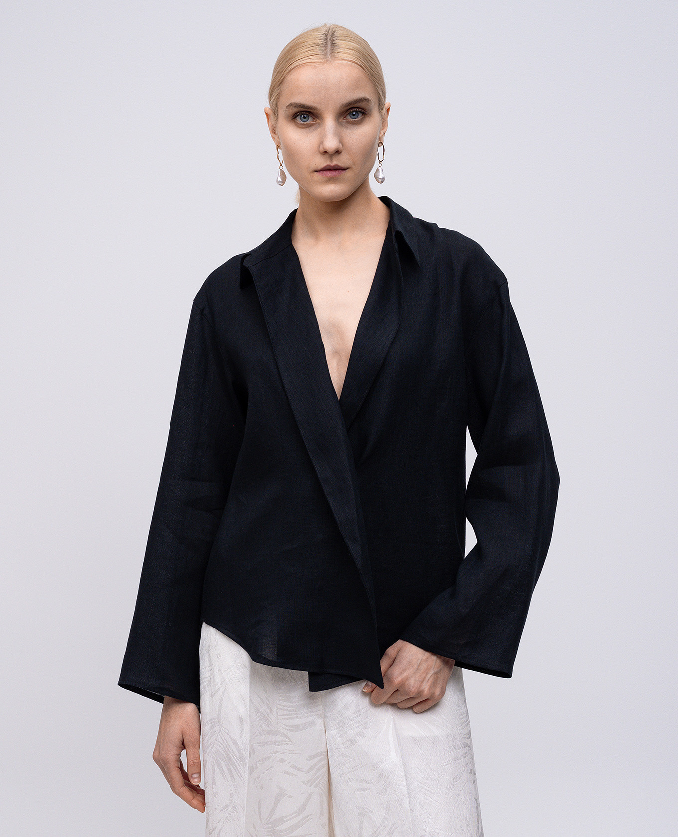 

Black linen blouse with emblem Twinset