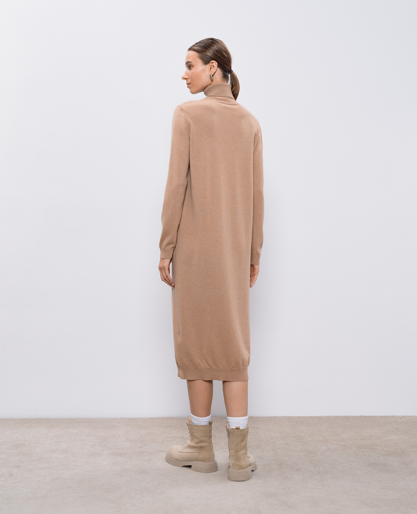 

Beige wool, silk and cashmere dress with monil chain Peserico