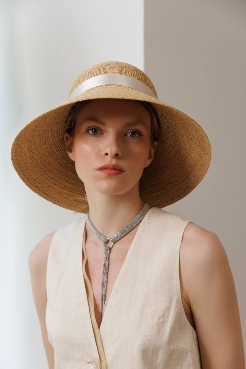 

Beige raffia hat with monil chain Peserico