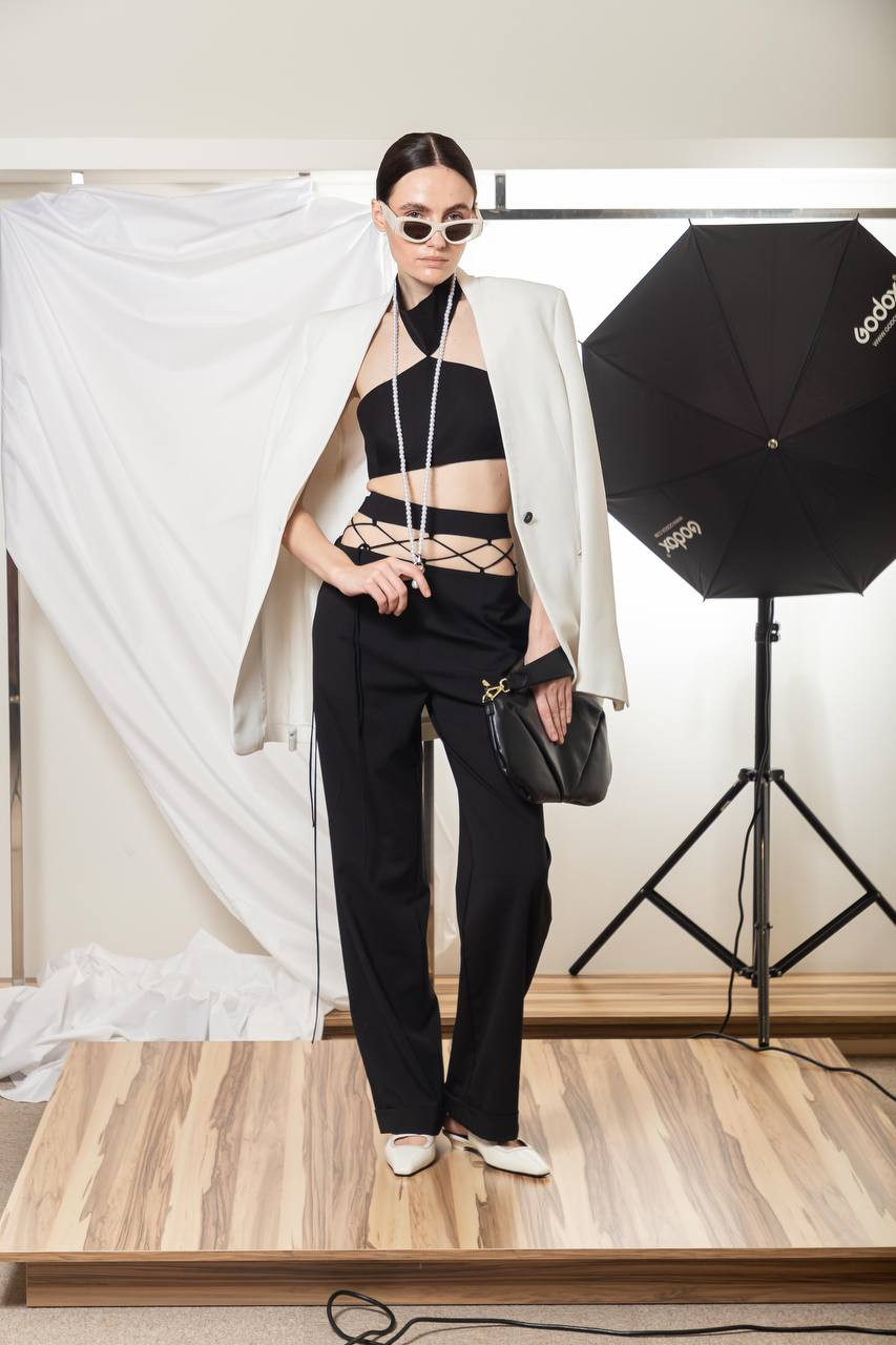 

Black pants made of wool with a cutout and lace-up Nensi Dojaka