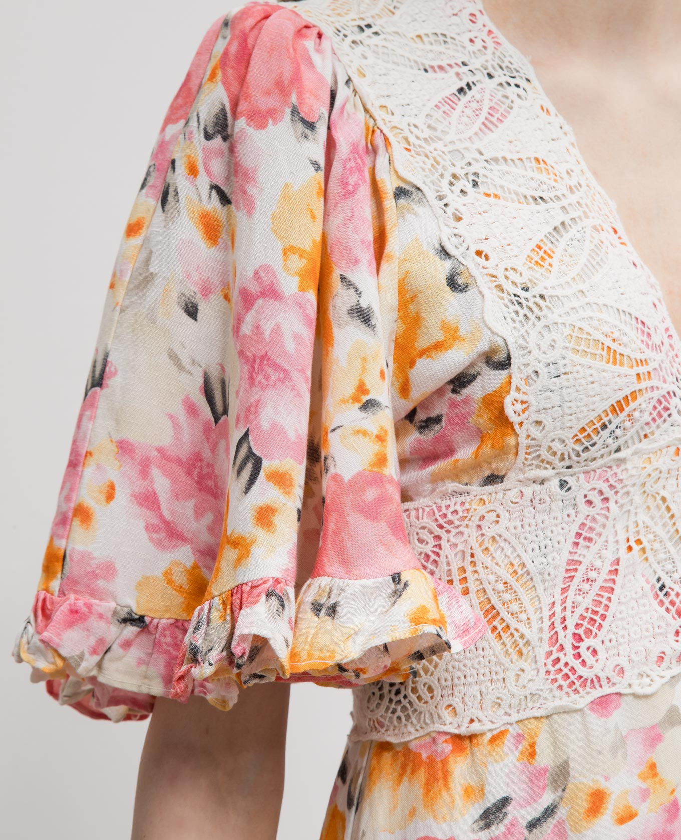 Beige dress with linen in a floral print with lace byTimo 5