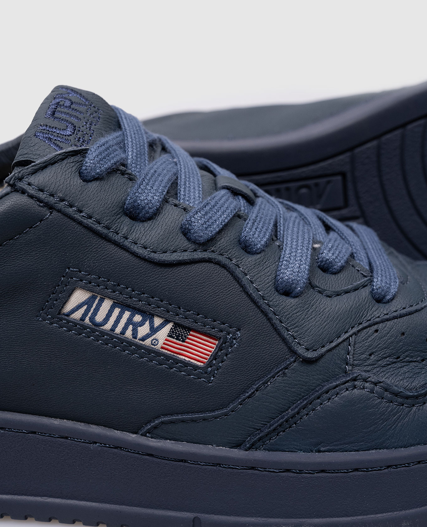 

Medalist blue leather sneakers with logo patch AUTRY