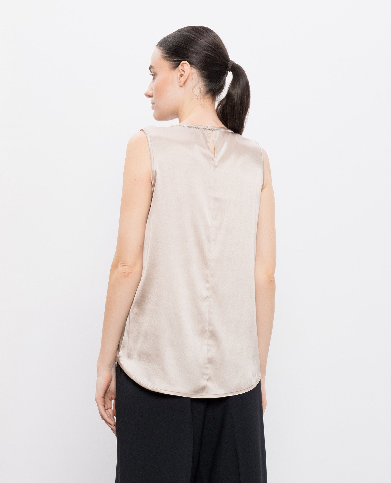 

Beige silk top with monil chain Peserico